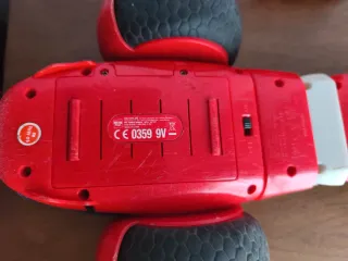 Coche teledirigido rojo y blanco