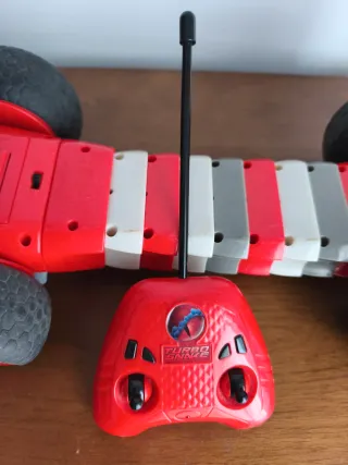 Coche teledirigido rojo y blanco