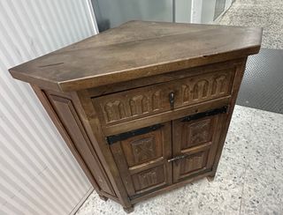 Mueble esquinero de madera con un diseño rústico y