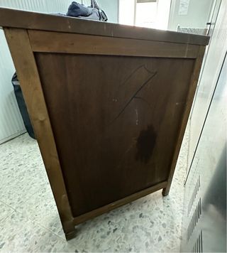 Mueble esquinero de madera con un diseño rústico y