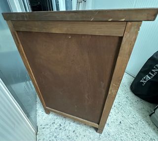 Mueble esquinero de madera con un diseño rústico y