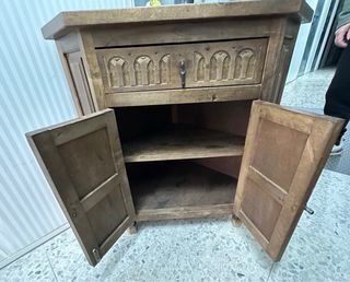 Mueble esquinero de madera con un diseño rústico y