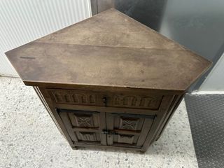 Mueble esquinero de madera con un diseño rústico y