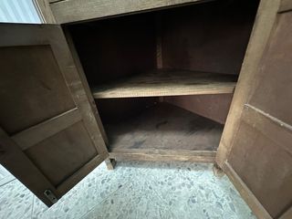 Mueble esquinero de madera con un diseño rústico y