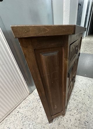 Mueble esquinero de madera con un diseño rústico y
