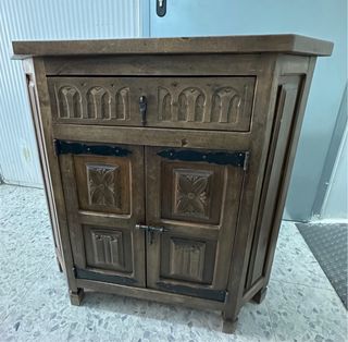 Mueble esquinero de madera con un diseño rústico y