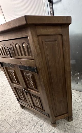 Mueble esquinero de madera con un diseño rústico y
