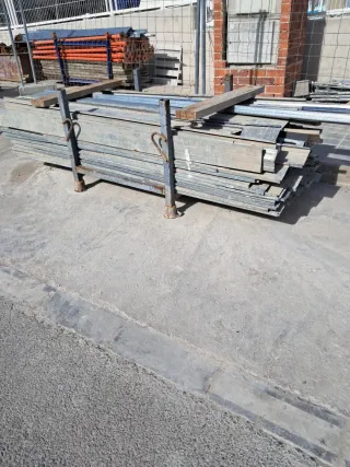 Rodapié de obra metálico