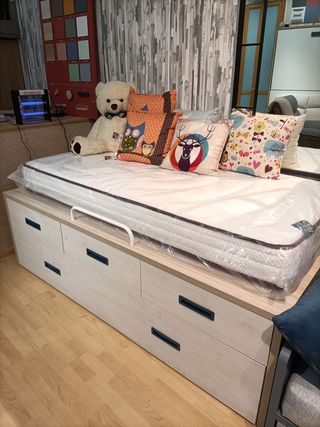 Cama compacta en liquidacion de exposicion.