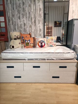 Cama compacta en liquidacion de exposicion.