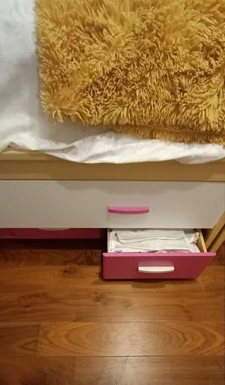 Cama individual doble con cajones y estantería