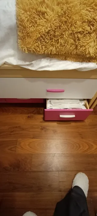 Cama individual doble con cajones y estantería