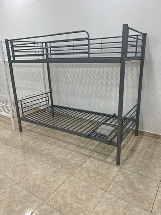 Litera individual de metal gris