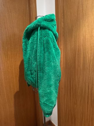 Chaqueta verde pelito con capucha, es M/L
