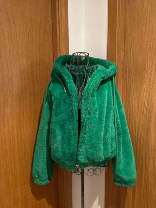 Chaqueta verde pelito con capucha, es M/L