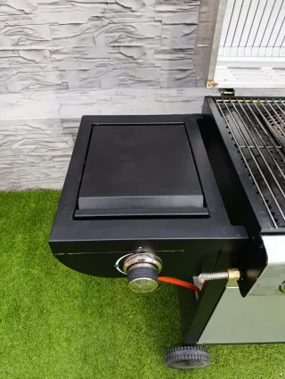 Barbacoa de gas negra y plateada