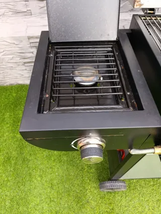 Barbacoa de gas negra y plateada