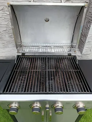 Barbacoa de gas negra y plateada