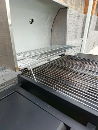 Barbacoa de gas negra y plateada