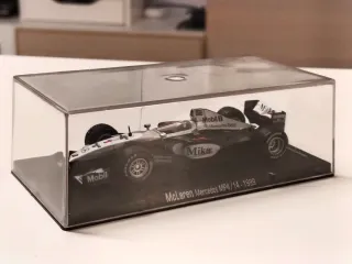 Maqueta F1 McLaren Mercedes MP4 1999 1:43