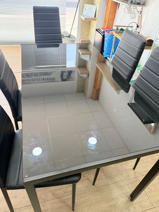 Mesa cristal y 6 sillas piel negras