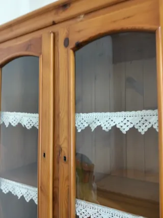 Vitrina de madera y cristal