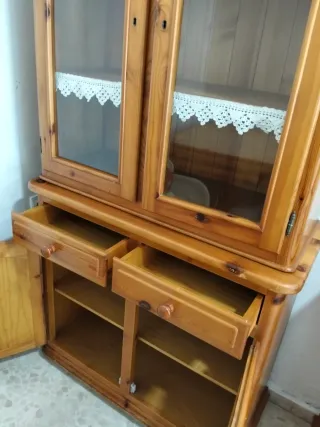 Vitrina de madera y cristal