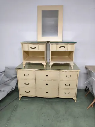 Cómoda, 2 Mesitas Noche y Espejo Beige
