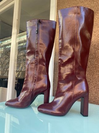 Botas altas burdeos Zara
