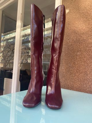 Botas altas burdeos Zara