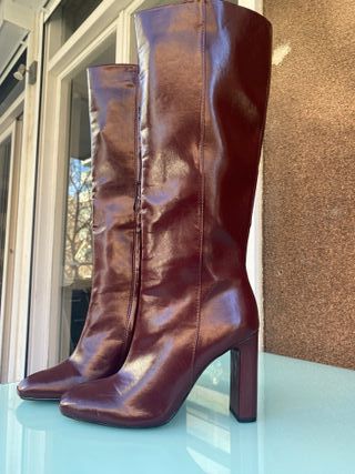 Botas altas burdeos Zara