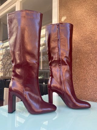 Botas altas burdeos Zara
