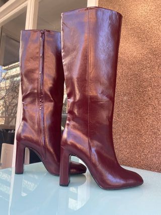 Botas altas burdeos Zara
