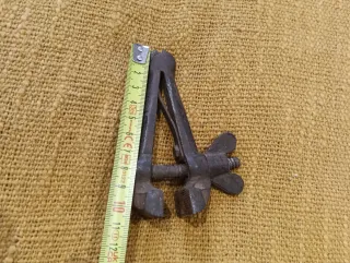 Mordaza antigua de metal