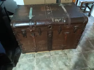 Baúl antiguo de cuero y metal