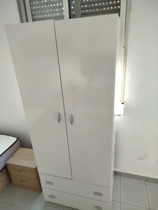 Armario blanco 2 puertas y 2 cajones Está nuevo.