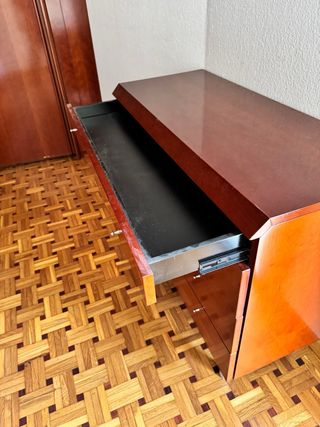 Cómoda de madera con cajones