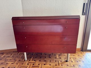 Cómoda de madera con cajones