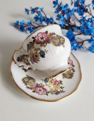 Taza y platillo de porcelana inglesa