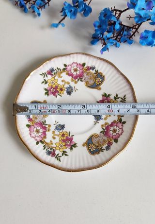 Taza y platillo de porcelana inglesa