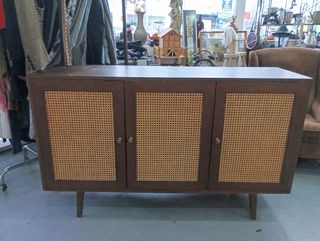 Aparador estilo mid‐century rejilla madera