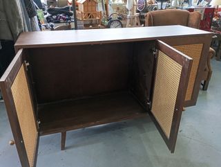 Aparador estilo mid‐century rejilla madera