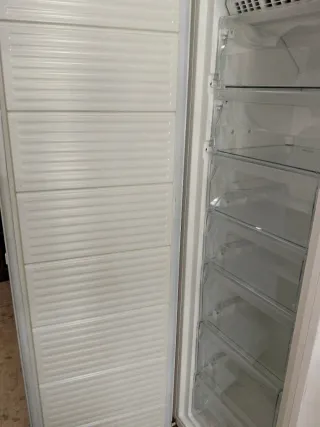 Congelador vertical Indesit