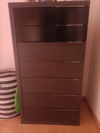 Cómoda y mesitas color Wengue.