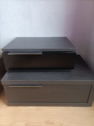 Cómoda y mesitas color Wengue.