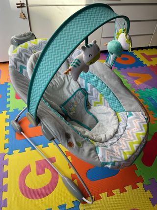 Mecedora para bebé con arco de juegos
