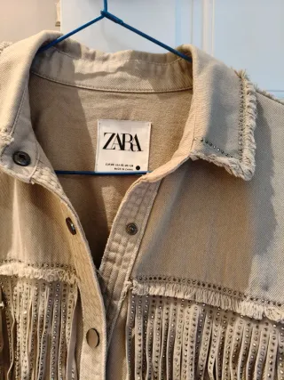 Chaqueta vaquera ZARA flecos beige