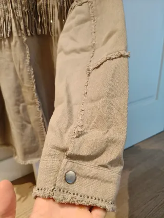 Chaqueta vaquera ZARA flecos beige