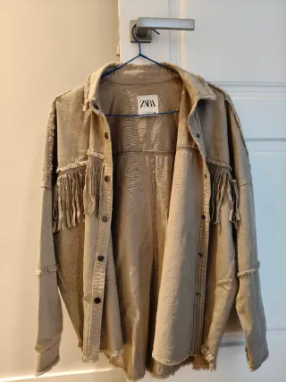 Chaqueta vaquera ZARA flecos beige