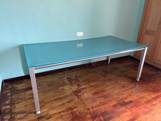 Mesa de cristal y metal